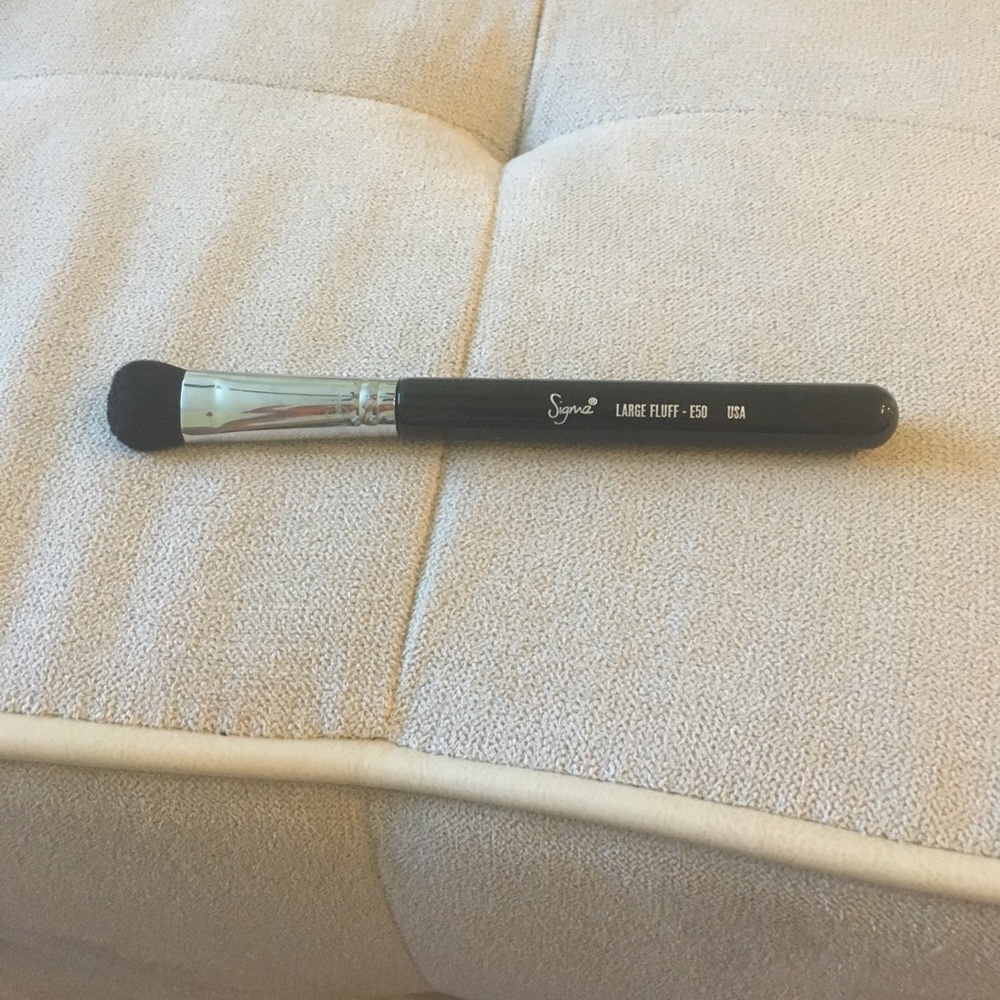 Sigma E50 Large Fluff Brush